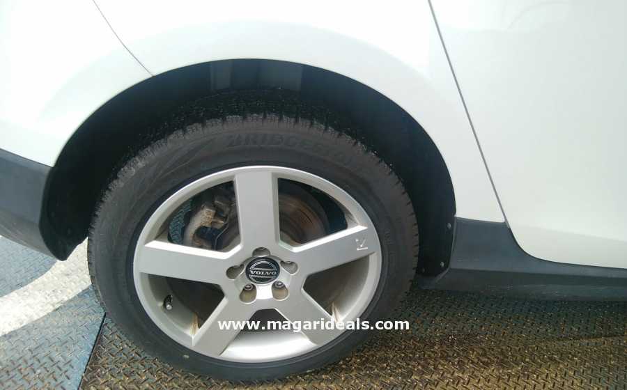 VOLVO V40 CROSS COUNTRY T5 2000cc Petrol for Sale in Kenya | Magari Deals