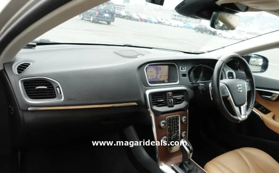 VOLVO V40 D4 MOMENTUM CROSS COUNTRY in Kenya for Sale | Magari Deals