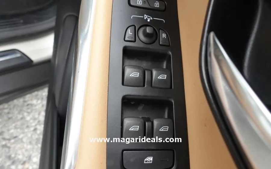 VOLVO V40 D4 MOMENTUM CROSS COUNTRY in Kenya for Sale | Magari Deals