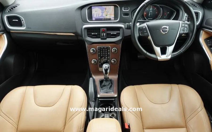 VOLVO V40 D4 MOMENTUM CROSS COUNTRY in Kenya for Sale | Magari Deals