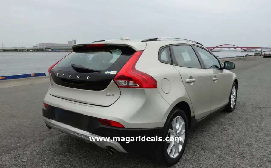 VOLVO V40 D4 MOMENTUM CROSS COUNTRY in Kenya for Sale | Magari Deals