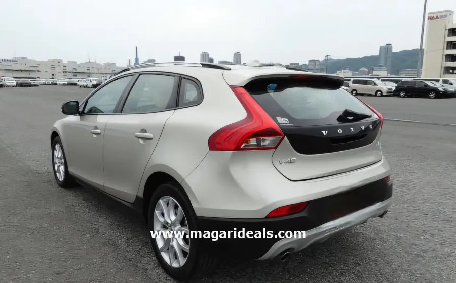 VOLVO V40 D4 MOMENTUM CROSS COUNTRY in Kenya for Sale | Magari Deals