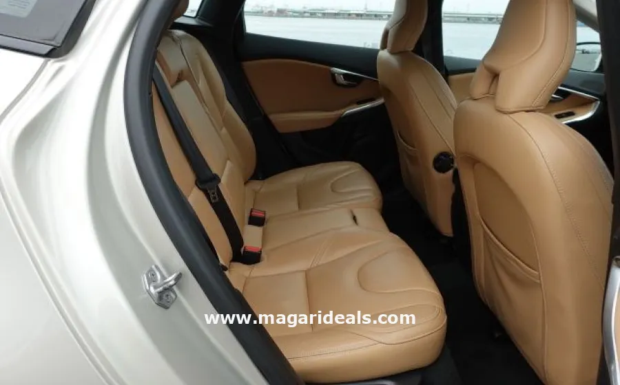 VOLVO V40 D4 MOMENTUM CROSS COUNTRY in Kenya for Sale | Magari Deals