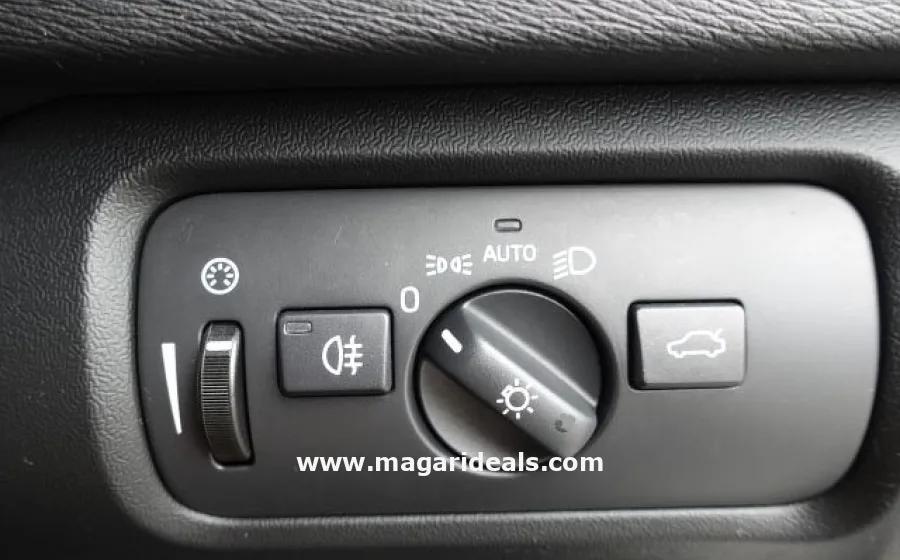 VOLVO V40 D4 MOMENTUM CROSS COUNTRY in Kenya for Sale | Magari Deals