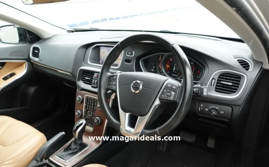 VOLVO V40 D4 MOMENTUM CROSS COUNTRY in Kenya for Sale | Magari Deals