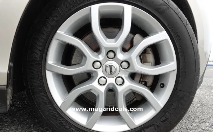 VOLVO V40 D4 MOMENTUM CROSS COUNTRY in Kenya for Sale | Magari Deals