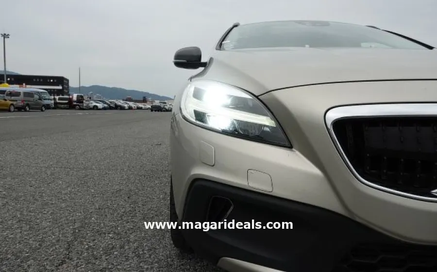 VOLVO V40 D4 MOMENTUM CROSS COUNTRY in Kenya for Sale | Magari Deals